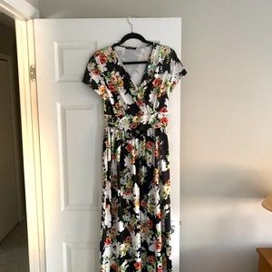 Floral maxi dress with capped sleeve. Size large. Good condition.